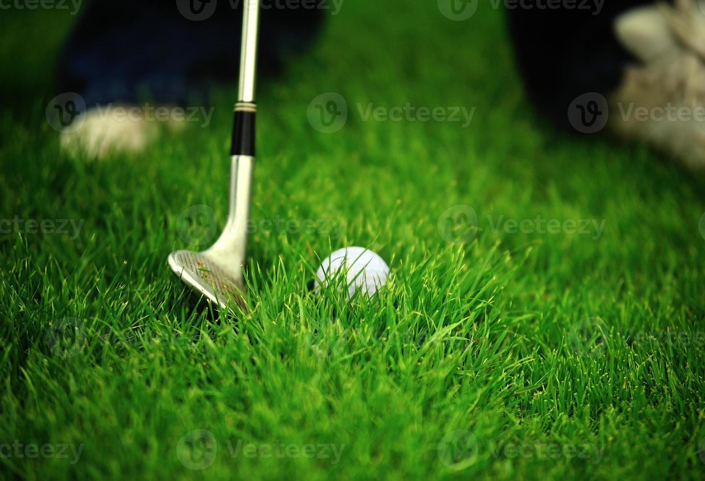 scheggiare una pallina da golf sul green foto