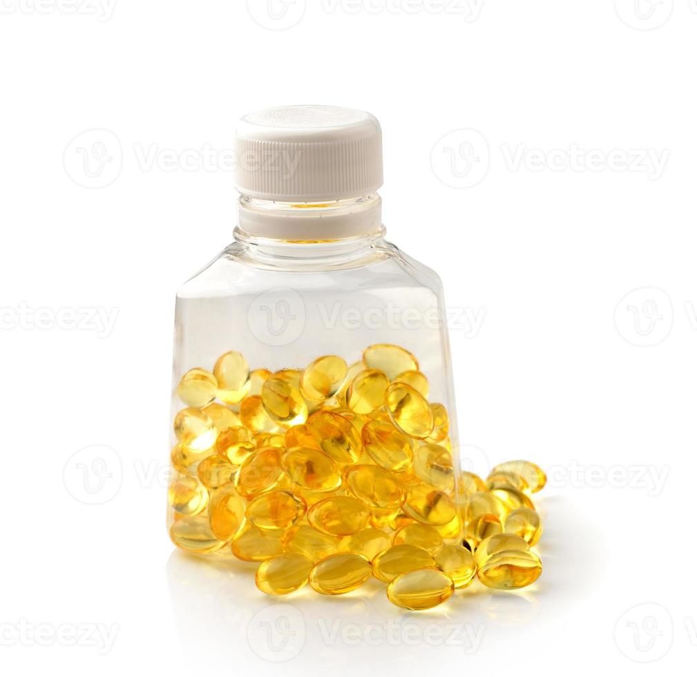 Pila di omega 3 olio di pesce capsule fuoriuscita di una bottiglia su sfondo bianco foto