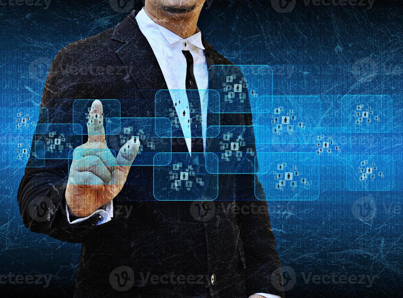 mano dell'uomo d'affari premendo il pulsante su un'interfaccia touch screen foto