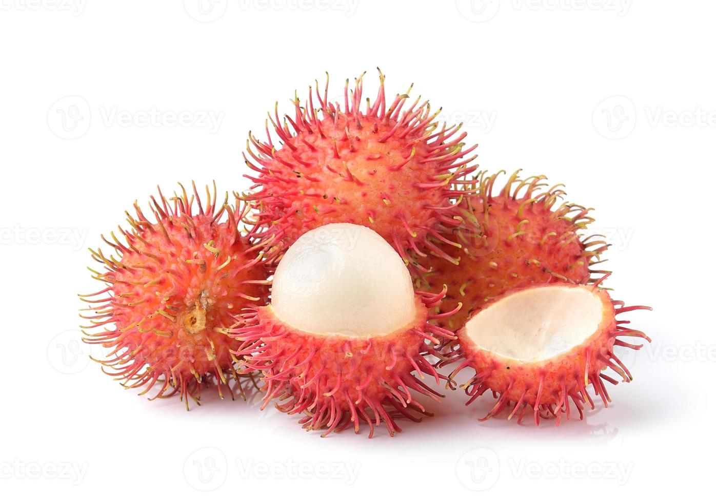 rambutan dolce delizioso frutto isolato su sfondo bianco foto