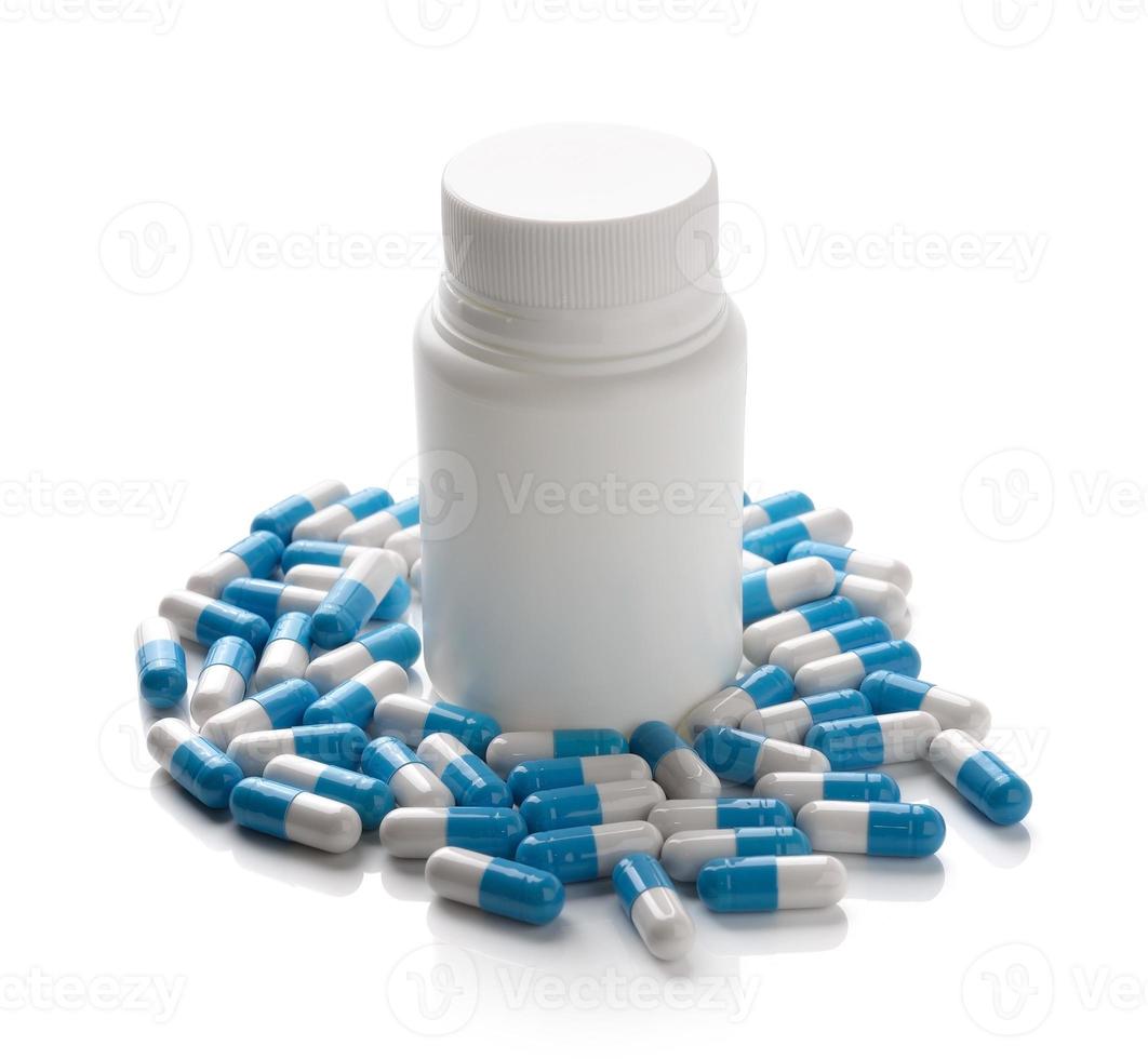 pillole in bottiglia su sfondo bianco foto