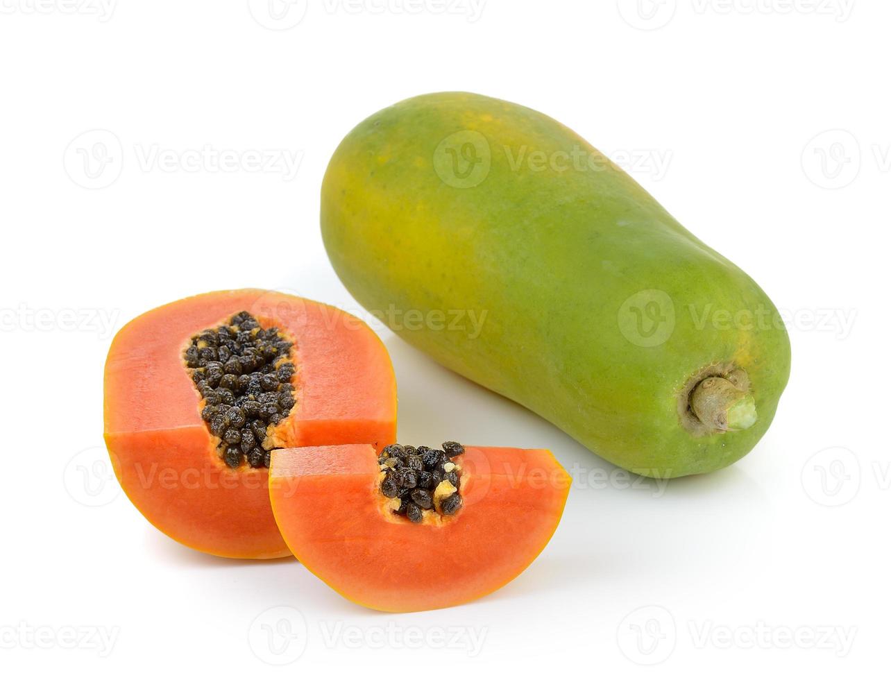 papaia matura su sfondo bianco foto