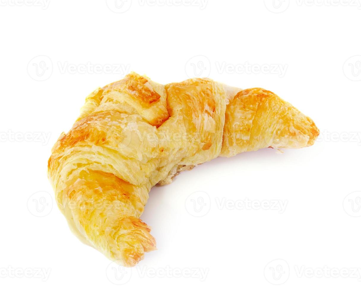 croissant fresco e gustoso su sfondo bianco foto