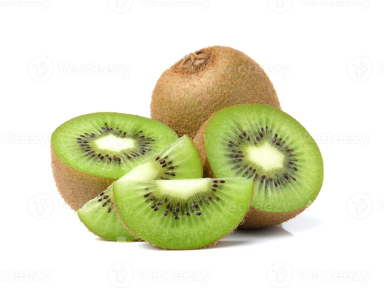 fetta di kiwi su sfondo bianco foto