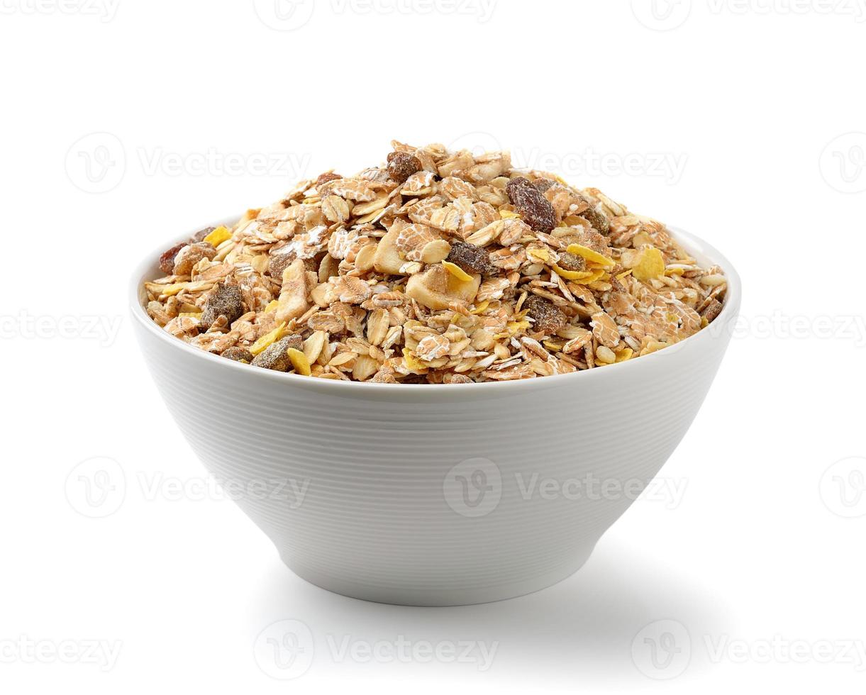 colazione al muesli posta su sfondo bianco foto