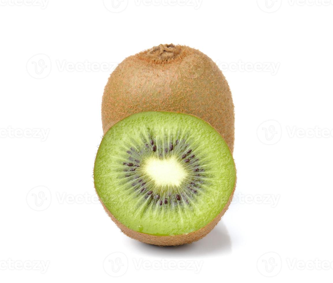 fetta di kiwi su sfondo bianco foto