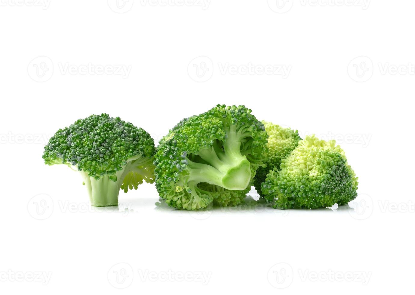 broccoli isolati su sfondo bianco foto