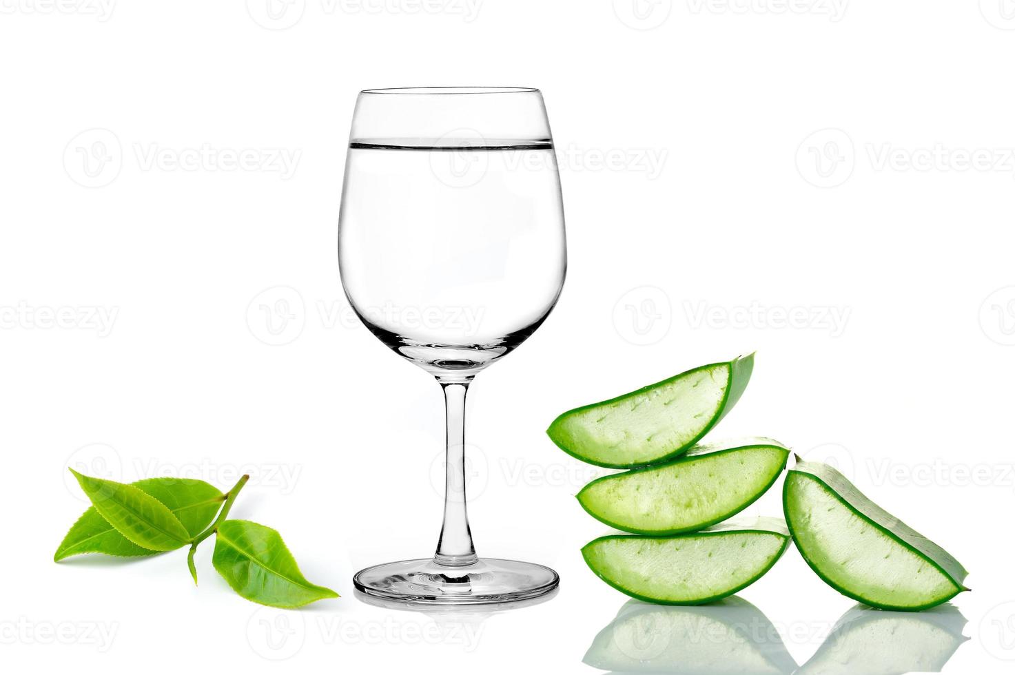 aloe vera verde, bicchiere d'acqua e tè isolato su sfondo bianco foto