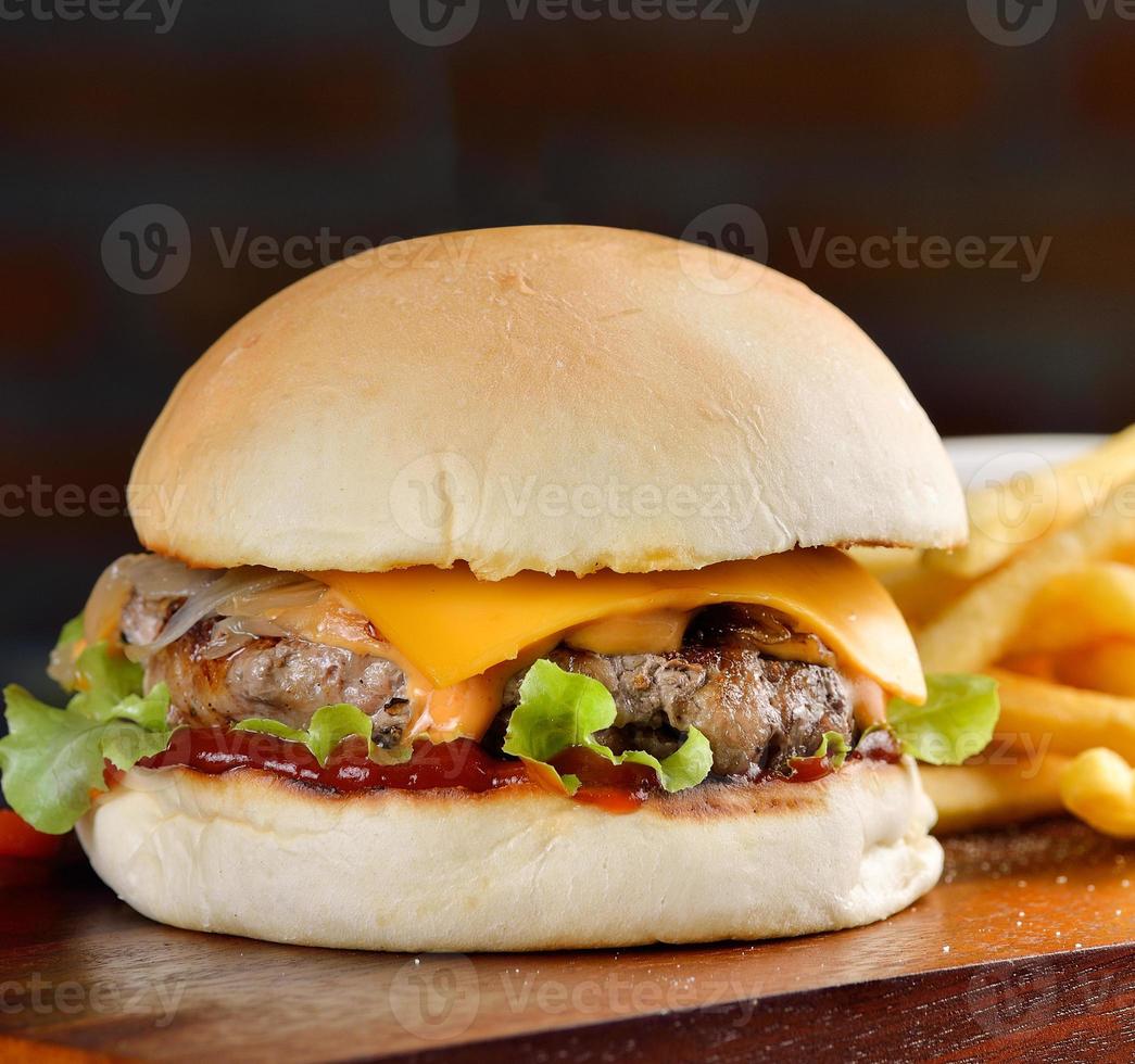 cibo spazzatura delizioso hamburger di carne sul tavolo di legno foto
