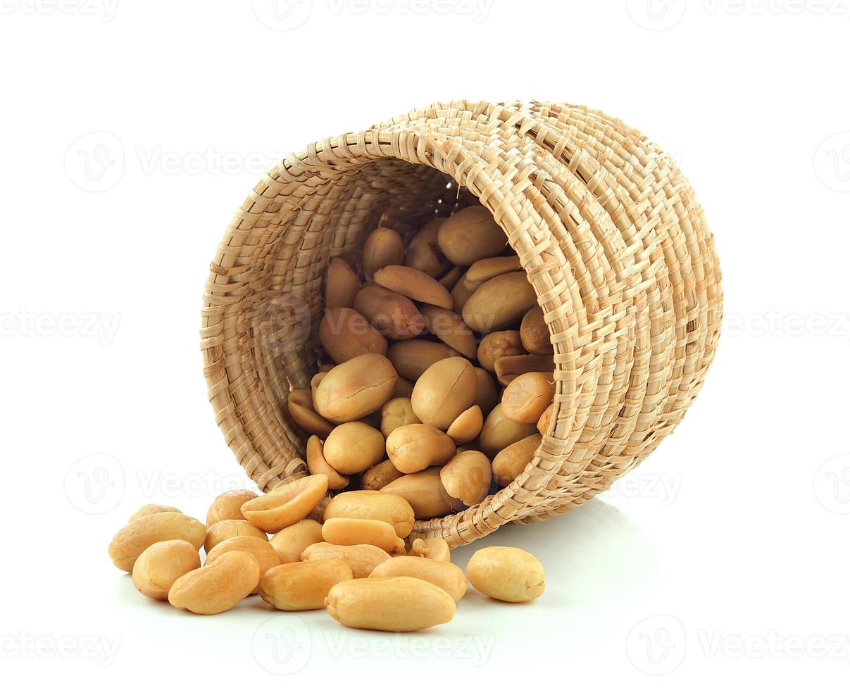 arachidi nel cestino su sfondo bianco foto