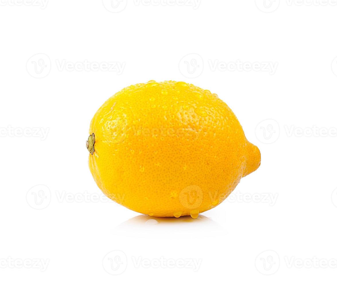 limone fresco con goccia d'acqua su sfondo bianco foto
