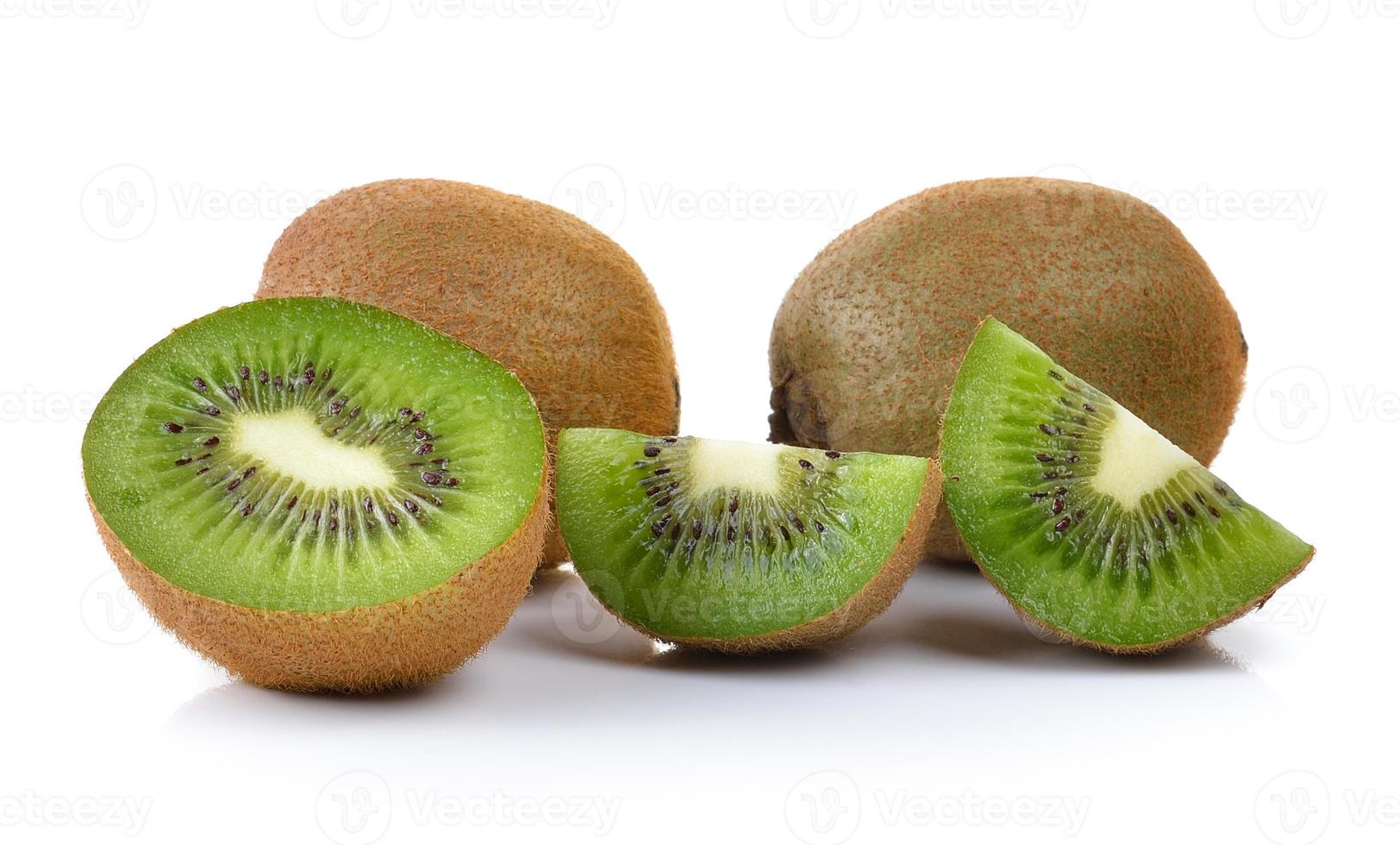 kiwi su sfondo bianco foto