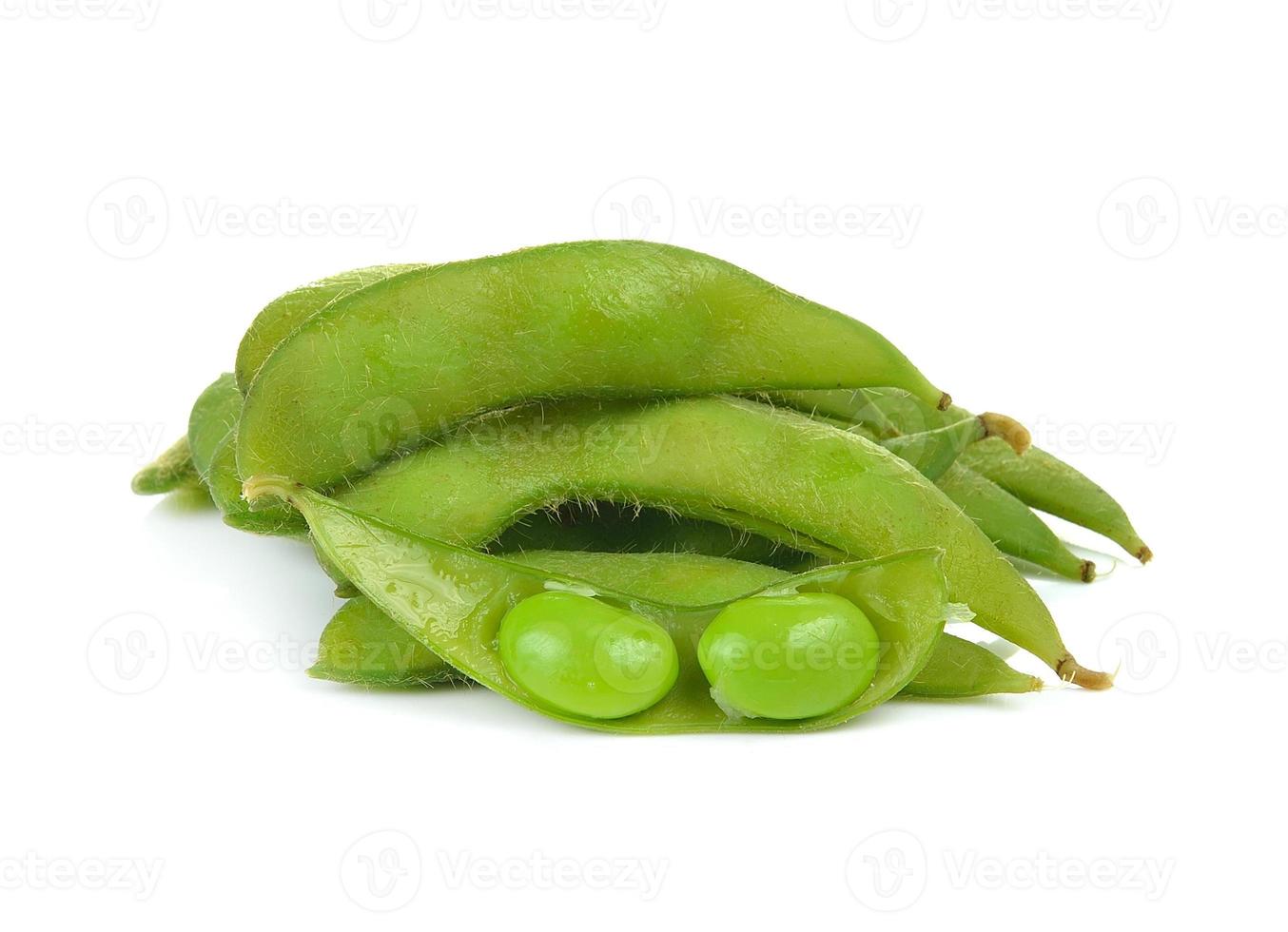 semi di soia verdi su sfondo bianco foto