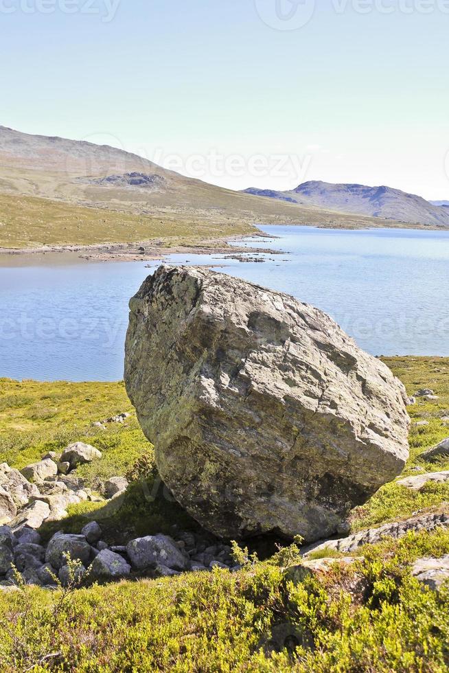 enorme masso, grande lago di roccia vavatn a hemsedal, buskerud, norvegia. foto