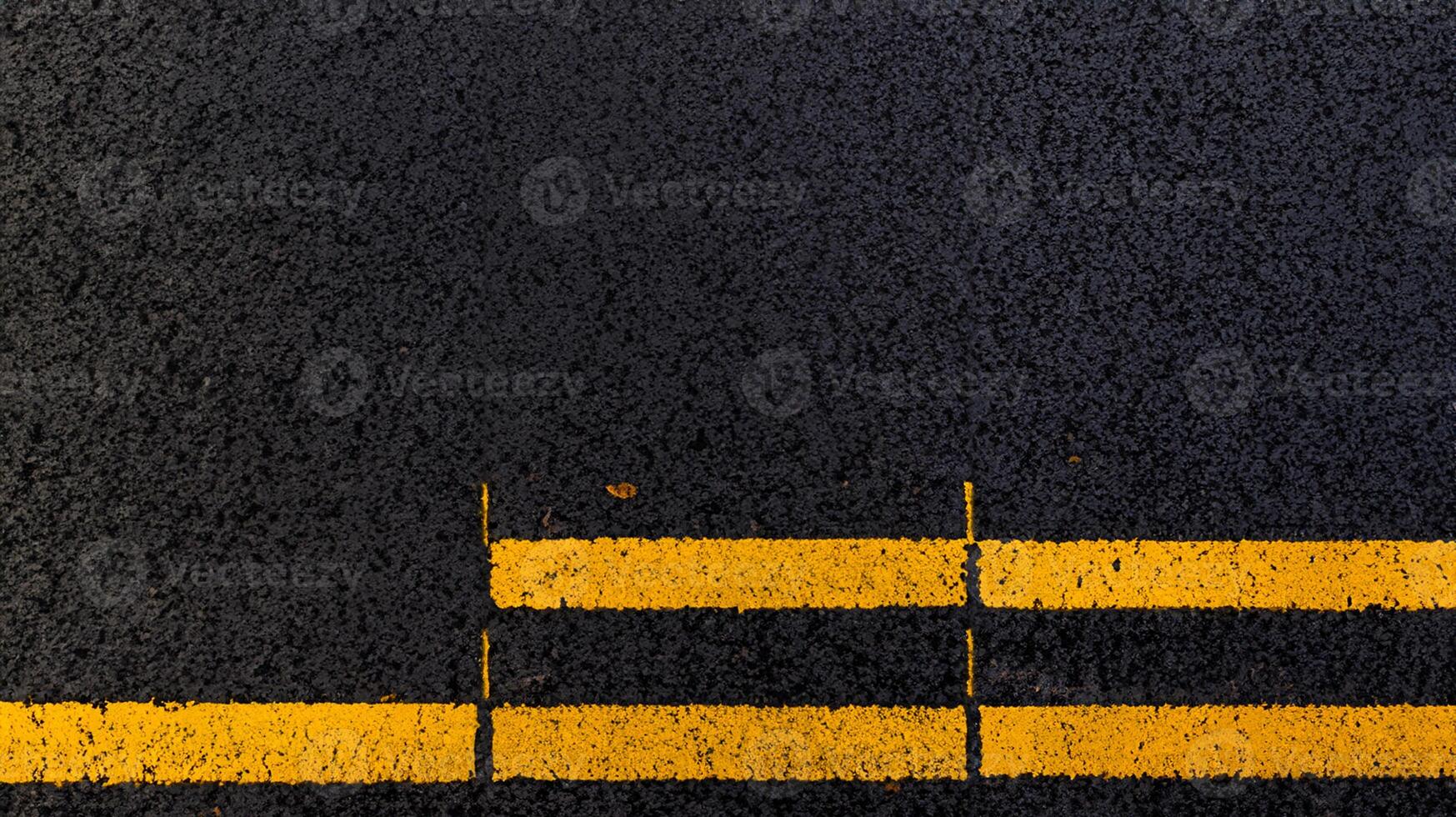 vivido giallo no parcheggio linee, urbano infrastruttura dettaglio. foto