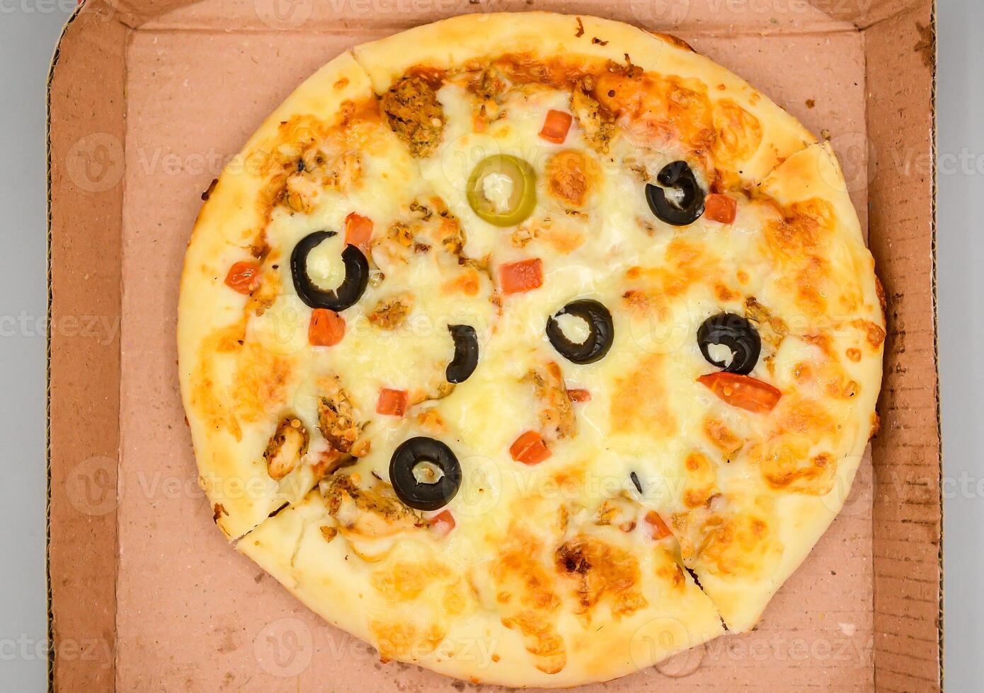 pollo fajita Pizza isolato su di legno sfondo, speziato pollo cubi e formaggio combinazione su pane, italiano cibo superiore Visualizza foto