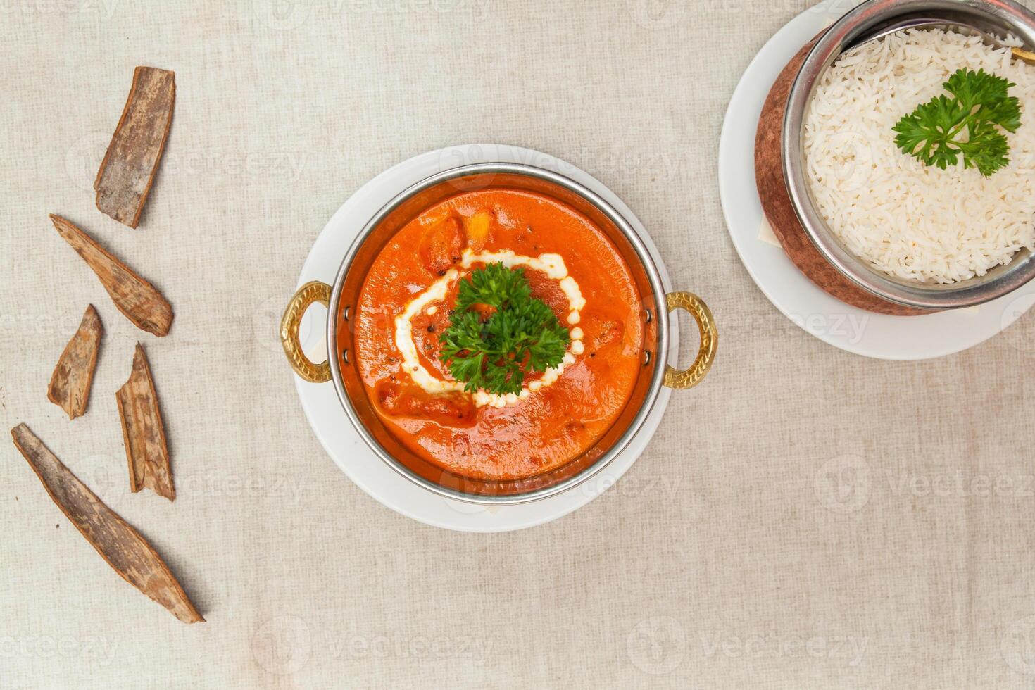 burro pollo masala con pianura riso servito nel un' piatto isolato su tavolo superiore Visualizza di indiano spezie cibo foto