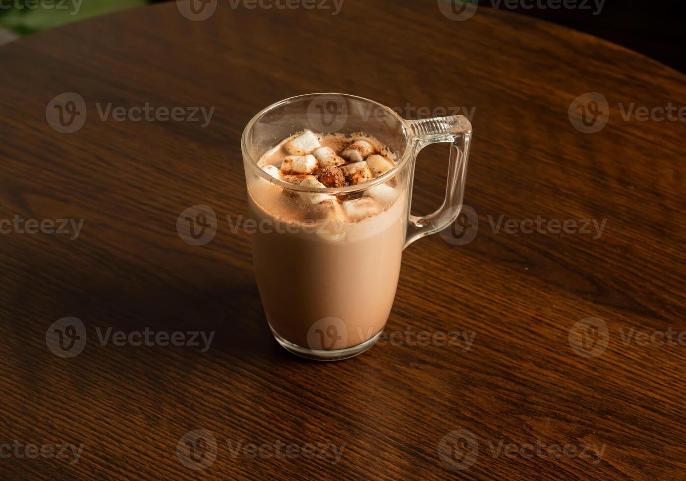 caldo cioccolato bicchiere boccale con marsmallow caramelle isolato su buio di legno tavolo foto
