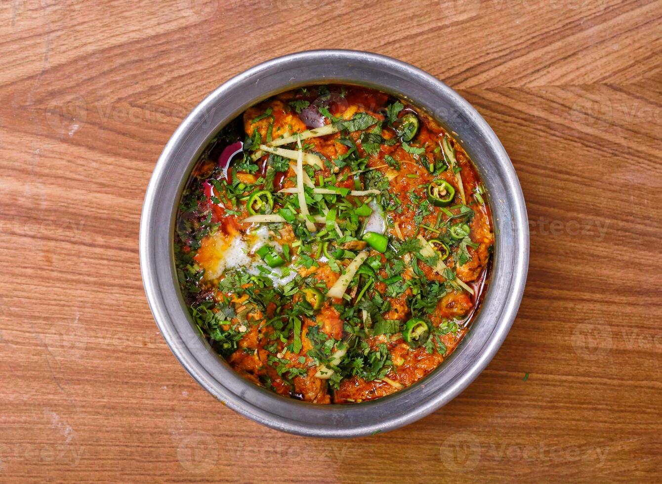 Manzo acari karahi servito nel piatto isolato su grigio sfondo superiore Visualizza di pakistano cibo foto