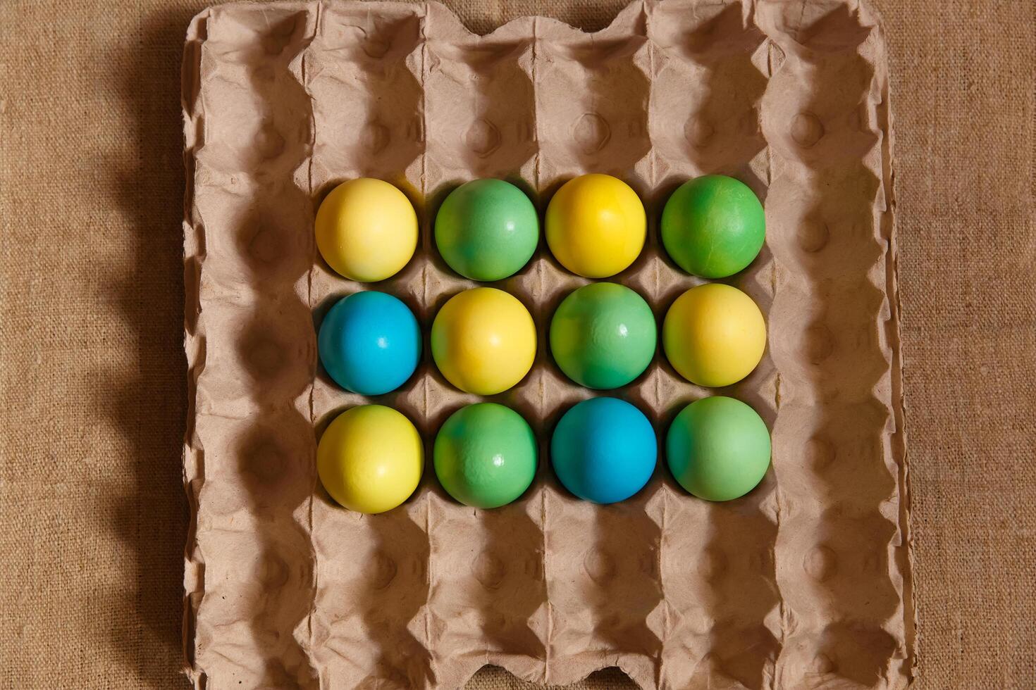 dipingere uova per Pasqua, luminosa Pasqua vacanza, bambini dipingere uova, colorato uova nel un' cestino, colorato uova su un' In piedi, vacanza sfondo foto