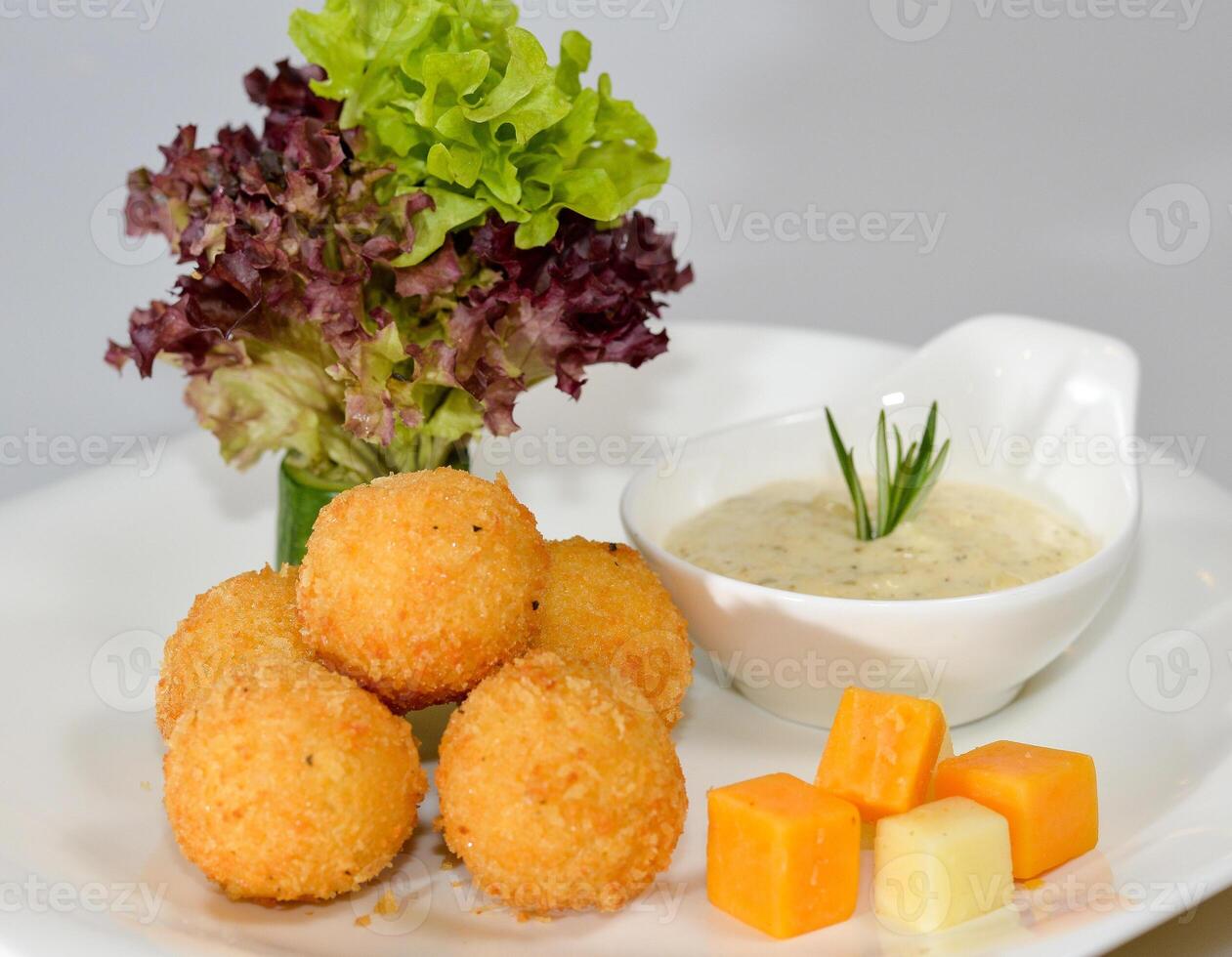 formaggio palle con tuffo servito nel un' piatto isolato su tavolo lato Visualizza foto