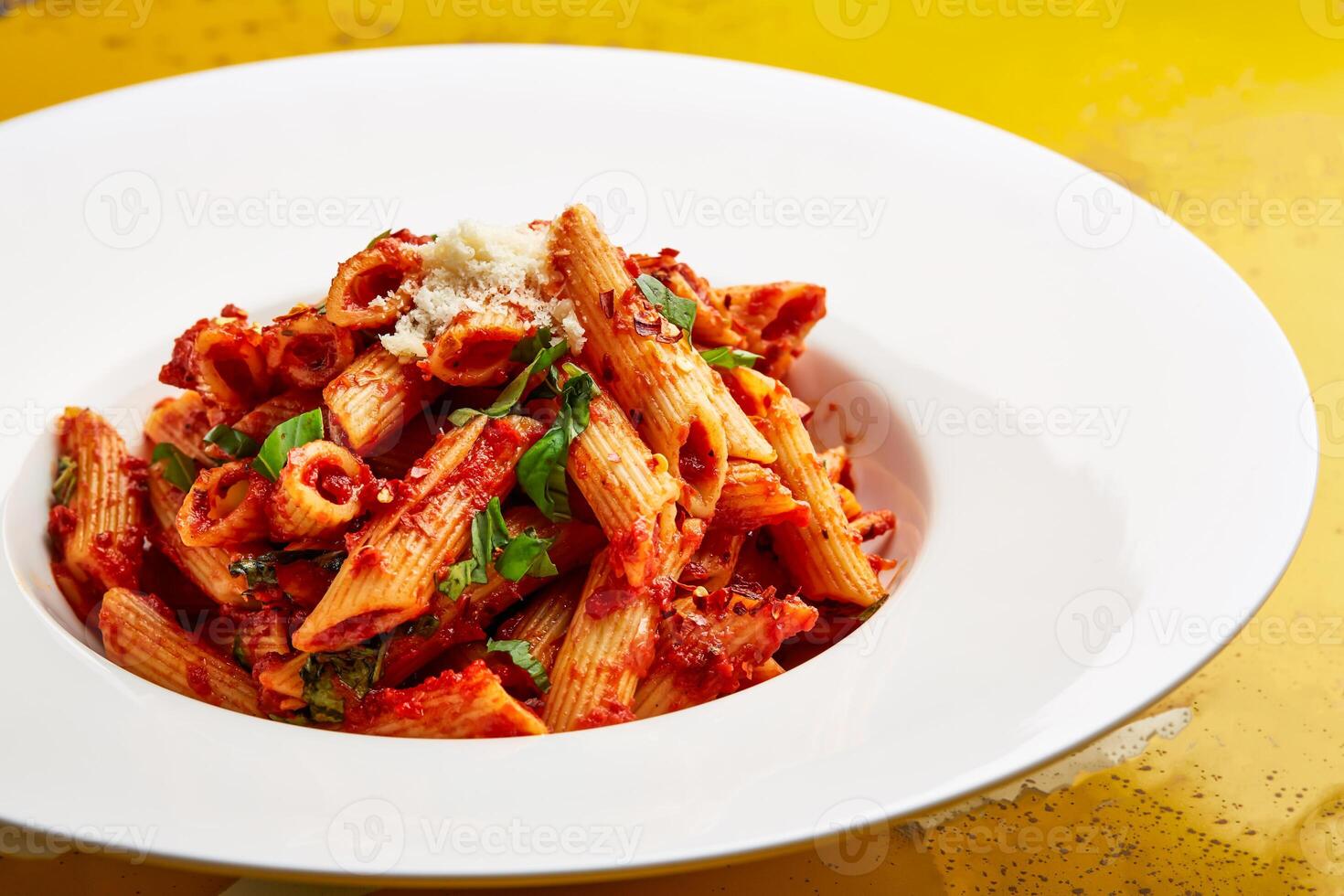 speziato penne arrabbiata pasta con pomodoro e peperoncino salsa servito nel piatto isolato su tavolo superiore Visualizza di Arabo gustoso fastfood foto