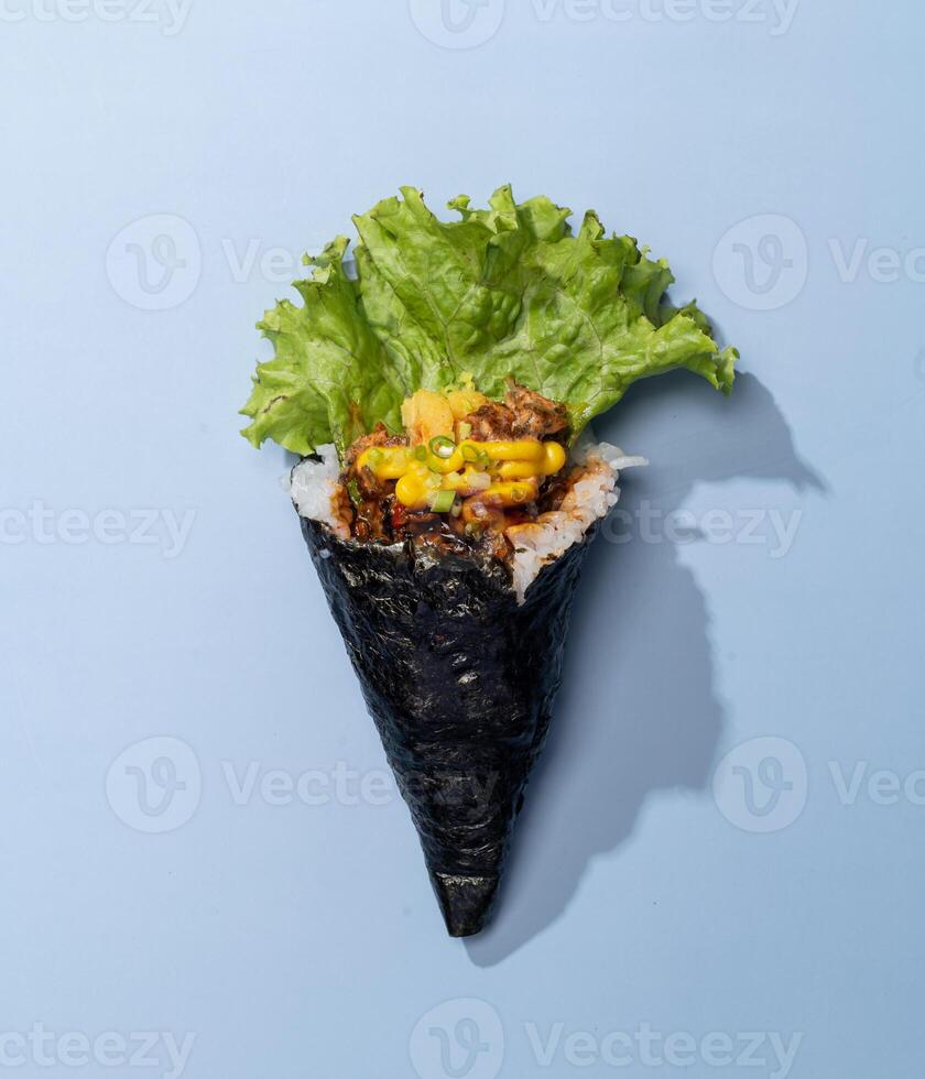 salmone pelle avvolgere guarnizione con insalata le foglie isolato su cielo blu sfondo superiore Visualizza veloce cibo foto