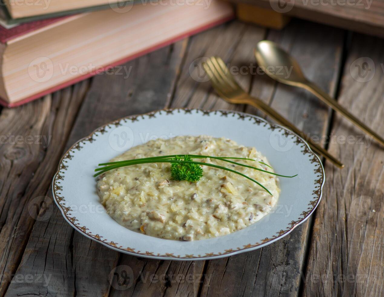 pollo risotto servito nel un' piatto isolato su di legno sfondo lato Visualizza foto