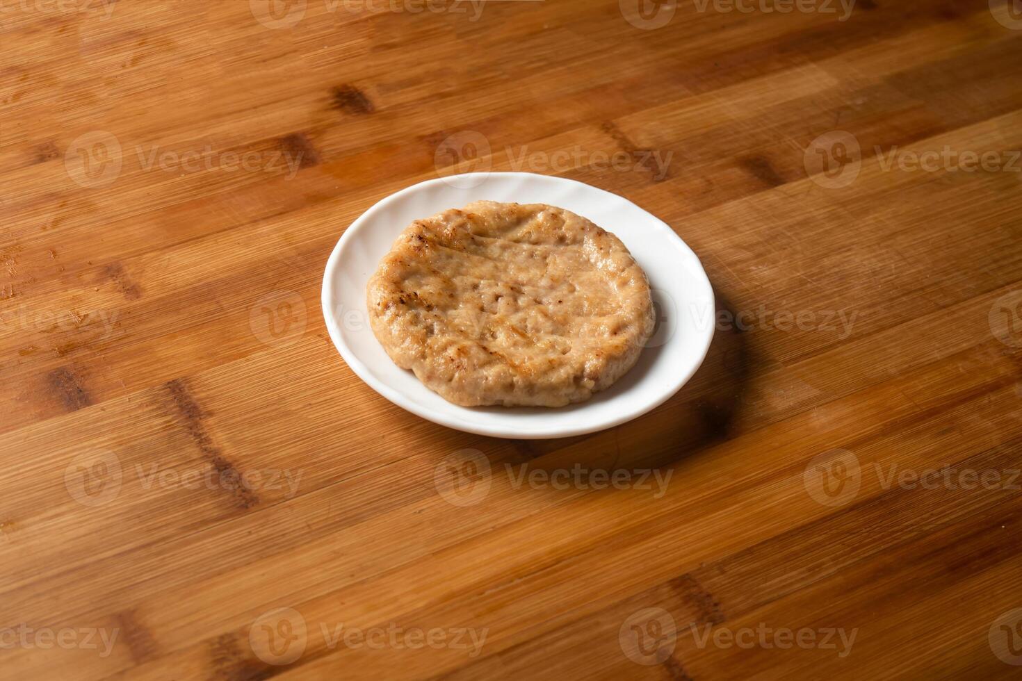 pollo polpetta servito nel piatto isolato su di legno tavolo superiore Visualizza di indiano cibo foto