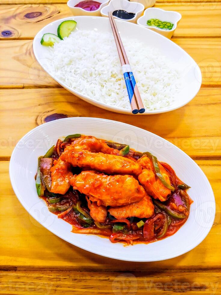 pollo Drago con riso servito nel piatto isolato su tavolo superiore Visualizza di arabo cibo foto
