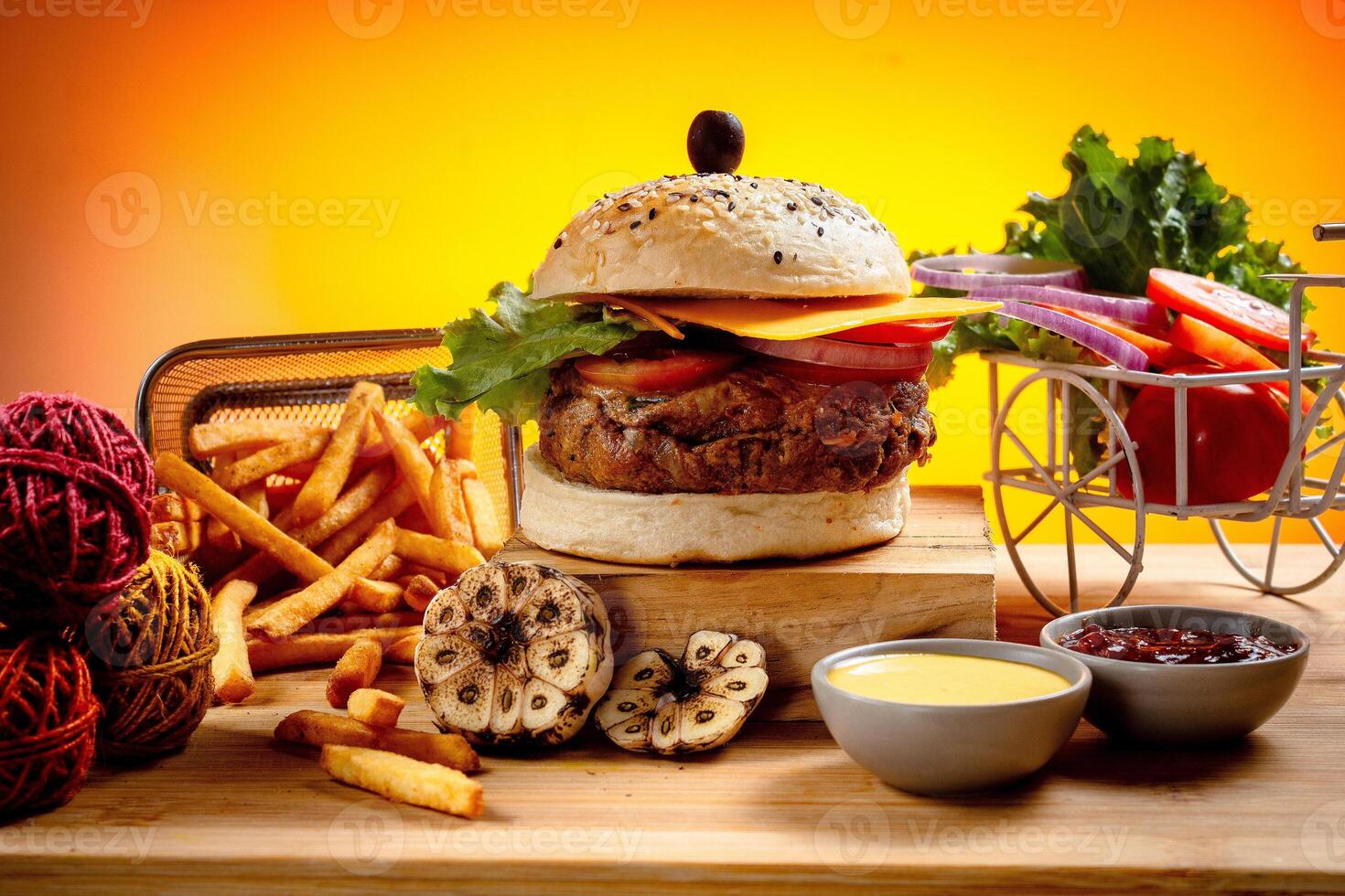 Manzo formaggio hamburger con francese patatine fritte, Patata e pomodoro fetta isolato su di legno tavola diapositiva Visualizza su tavolo veloce cibo foto