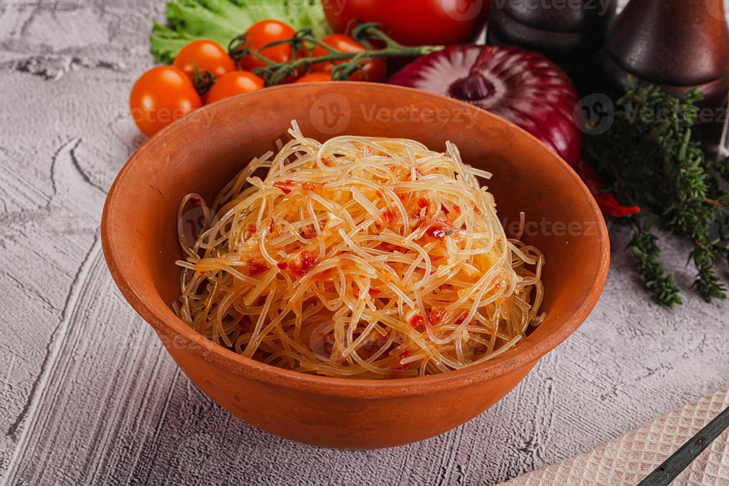 asiatico speziato bicchiere spaghetto insalata foto