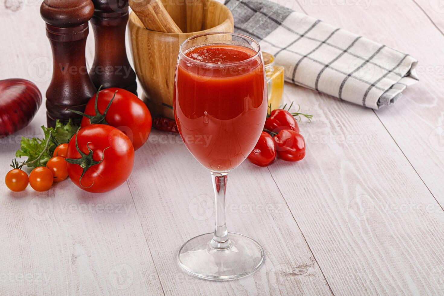 fresco pomodoro succo nel il bicchiere foto