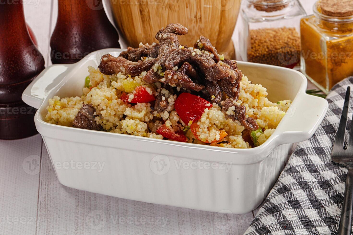 tradizionale couscous con Manzo e verdure foto