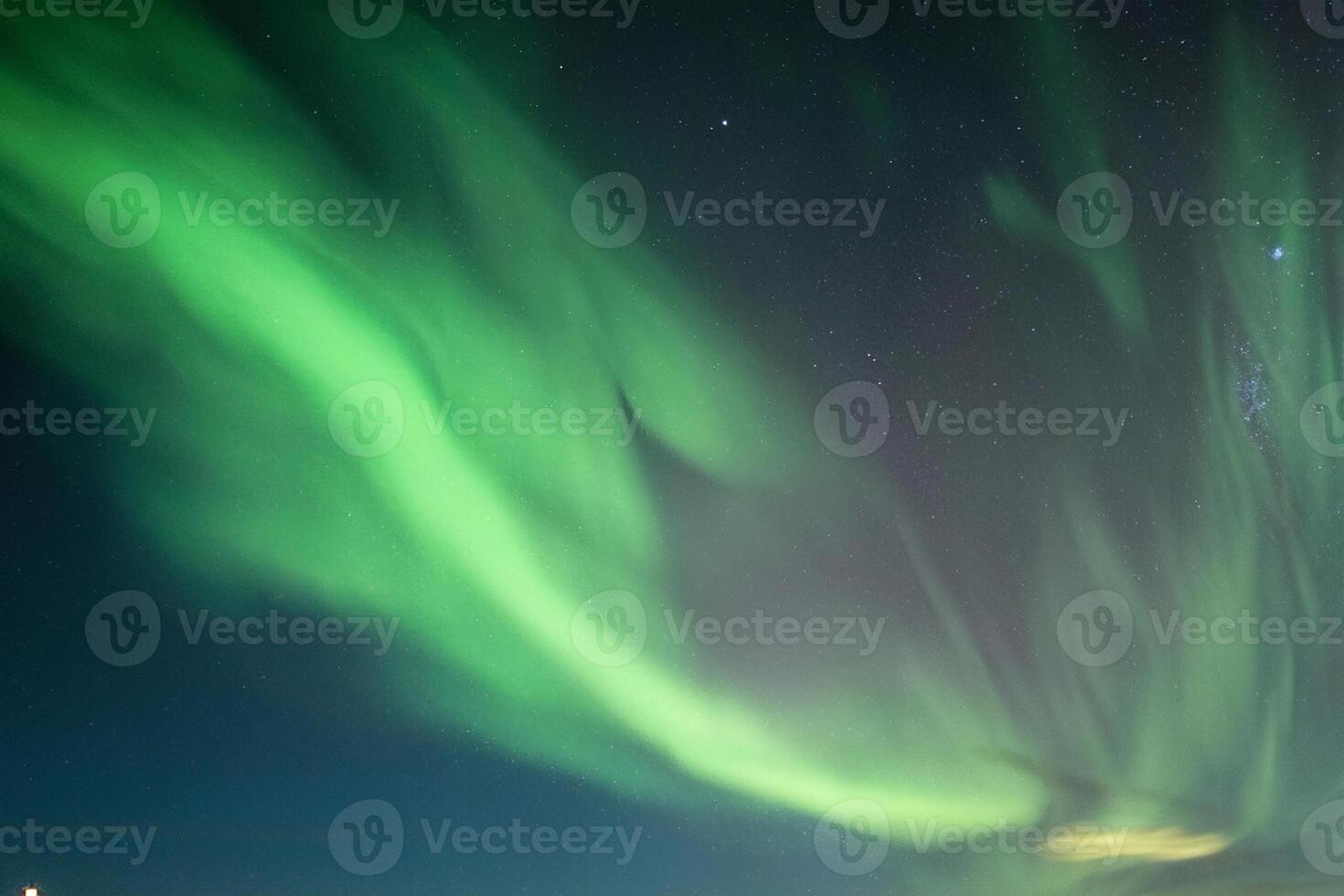 incantevole aurora boreale, danza luci nel il settentrionale cielo foto