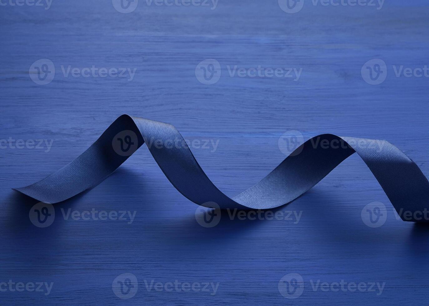 sofisticato buio blu raso nastro su blu di legno sfondo. foto