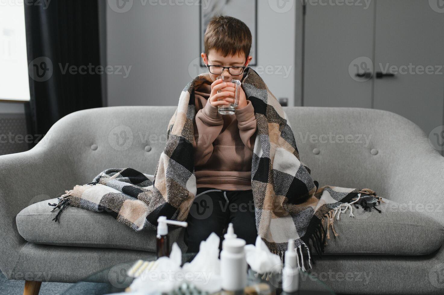 triste poco ragazzo sofferenza a partire dal freddo foto