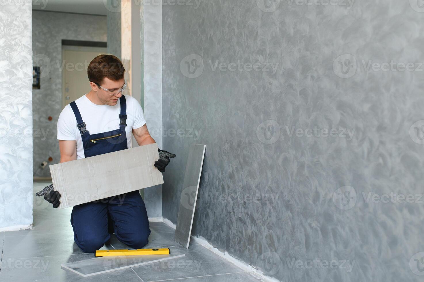 industriale lavoratore, tuttofare installazione grande ceramica piastrelle foto