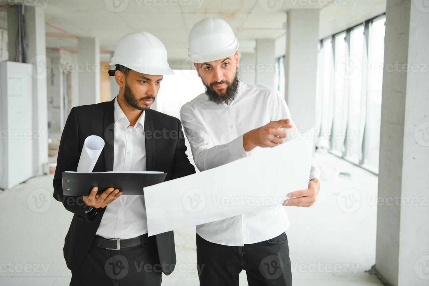 indiano e arabo ingegneri. contraente e architetto parlando di Lavorando su grande progetto. edificio nel costruzione processi interno. foto