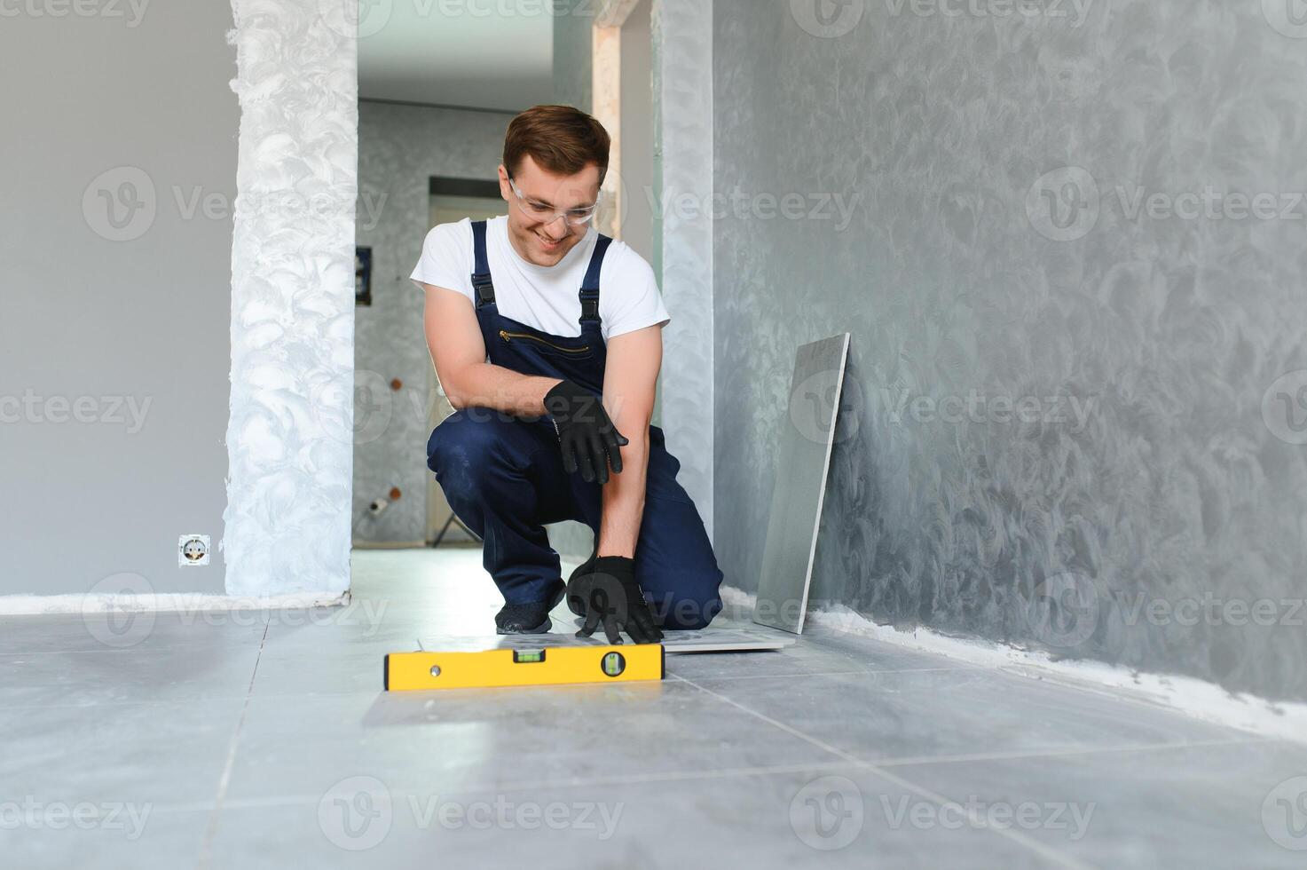 industriale lavoratore, tuttofare installazione grande ceramica piastrelle foto