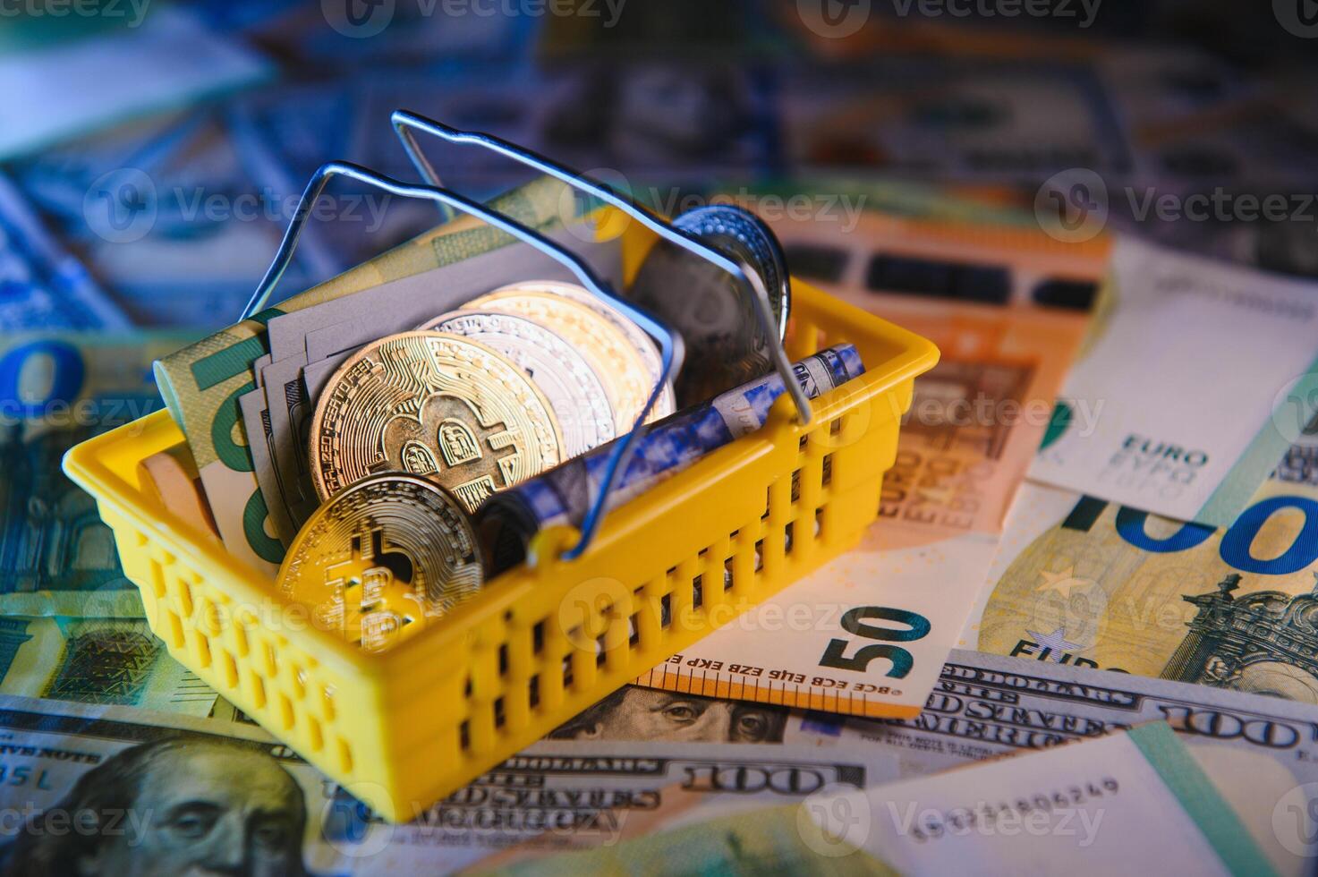 d'oro bitcoin nuovo virtuale moneta con tradizionale dollari e Euro come un' sfondo foto