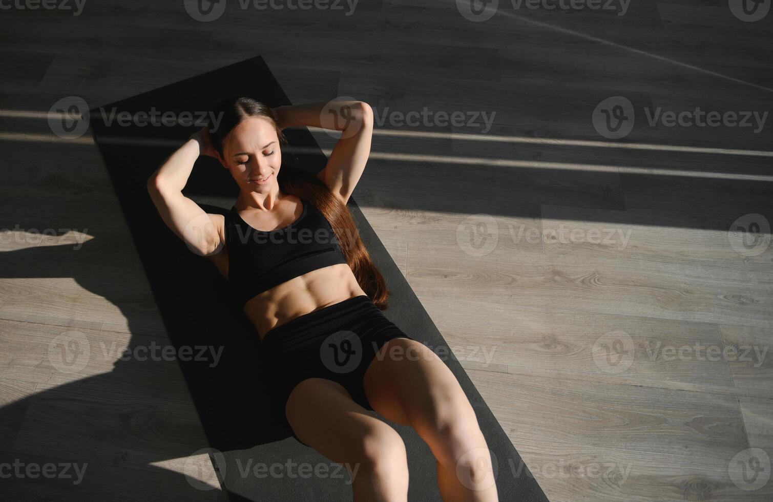 vicino su giovane donna fare incrociato esercizio per addominali dire bugie su gli sport stuoia al chiuso, ragazza indossare abbigliamento sportivo fa bicicletta scricchiolii fitness Lavorando su a palestra, salutare attivo stile di vita routine concetto foto