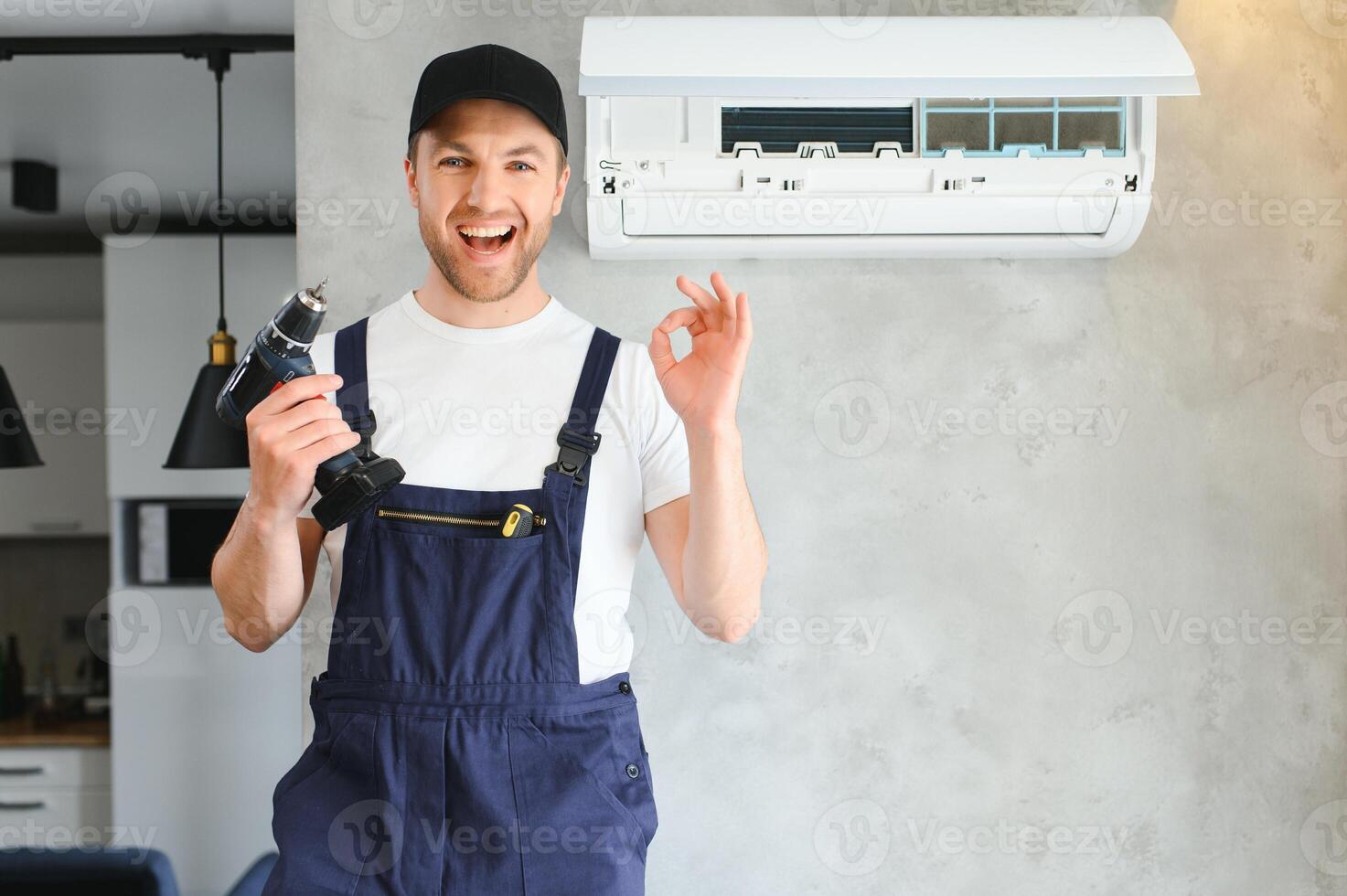 contento maschio tecnico riparazione aria condizionatore. foto