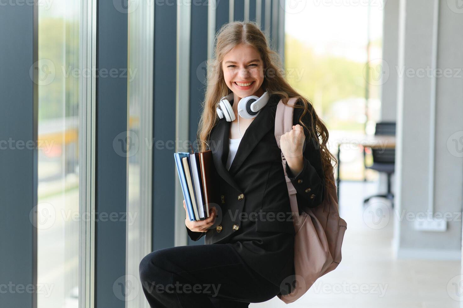 emotivo alunno ragazza entro muri di istituire festeggiare riuscito esame passaggio, alto scuola o Università ammissione, europeo dipendente sollevato mani si sente contento di stipendio crescita, avuto promossa concetto foto