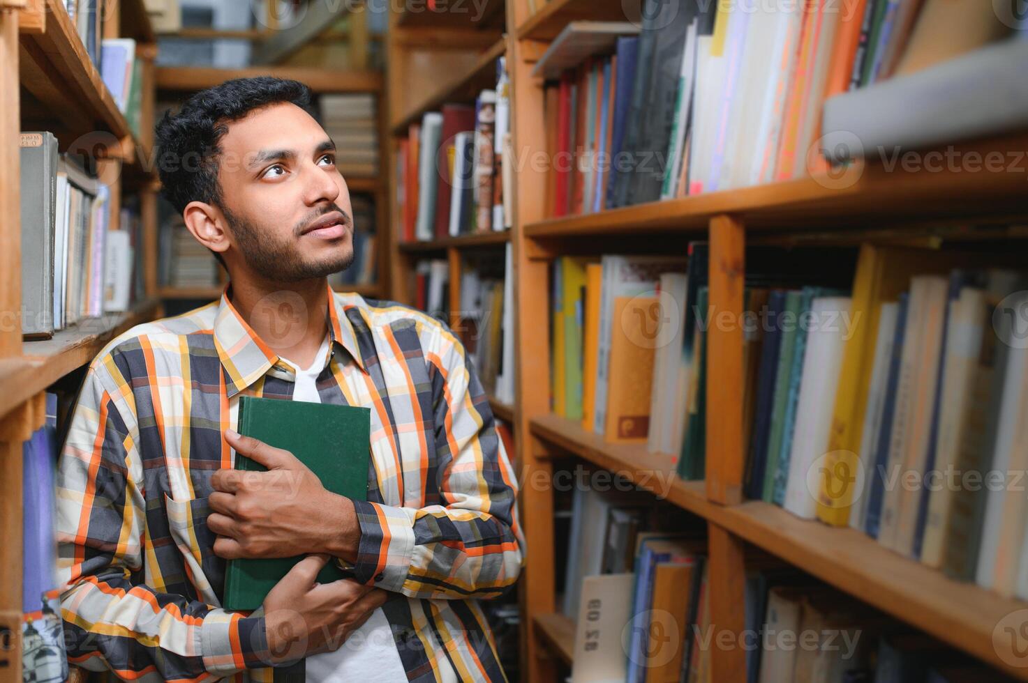 contento inteligente indiano o arabo tipo, misto gara maschio, Università alunno, nel il biblioteca foto