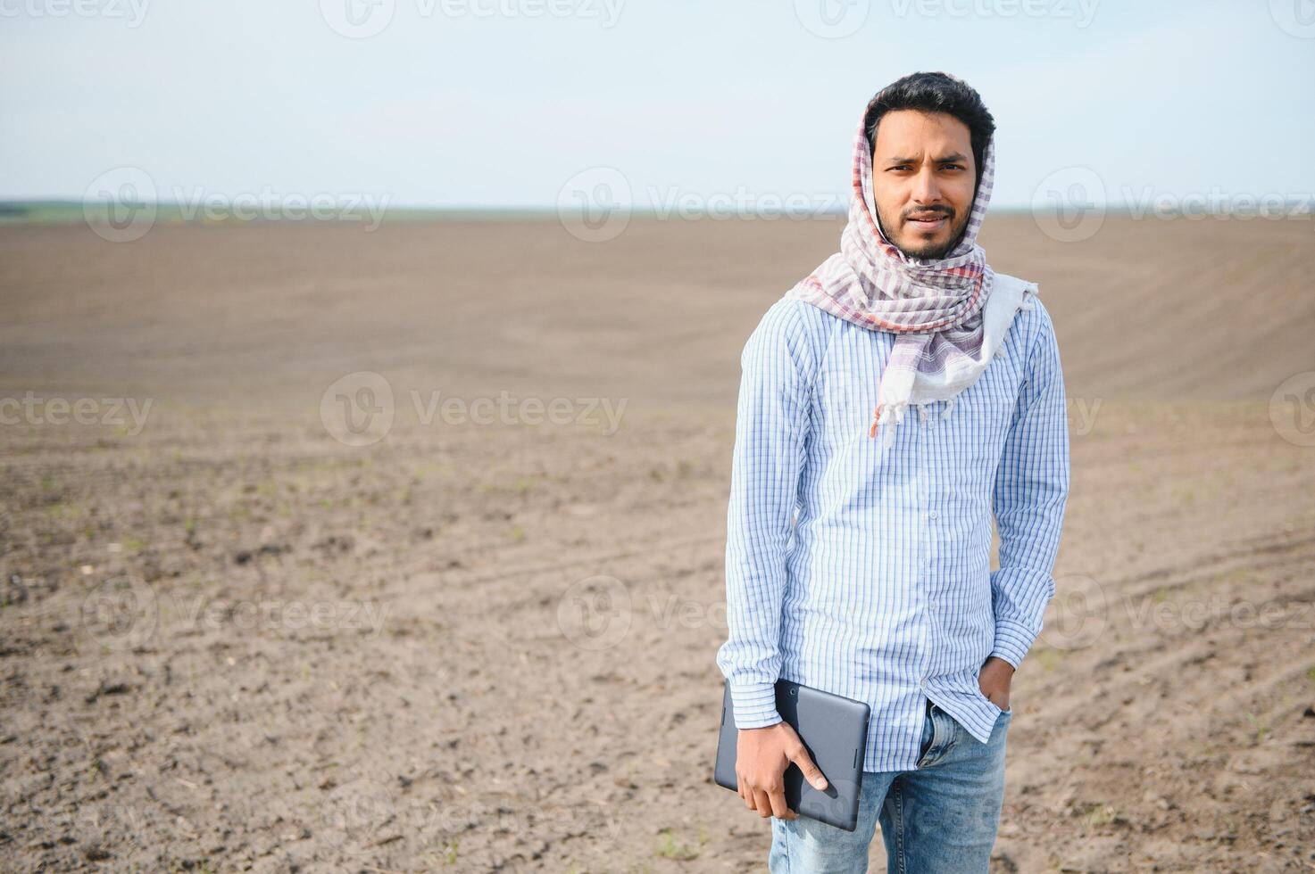 giovane indiano contadino nel il suo campo foto