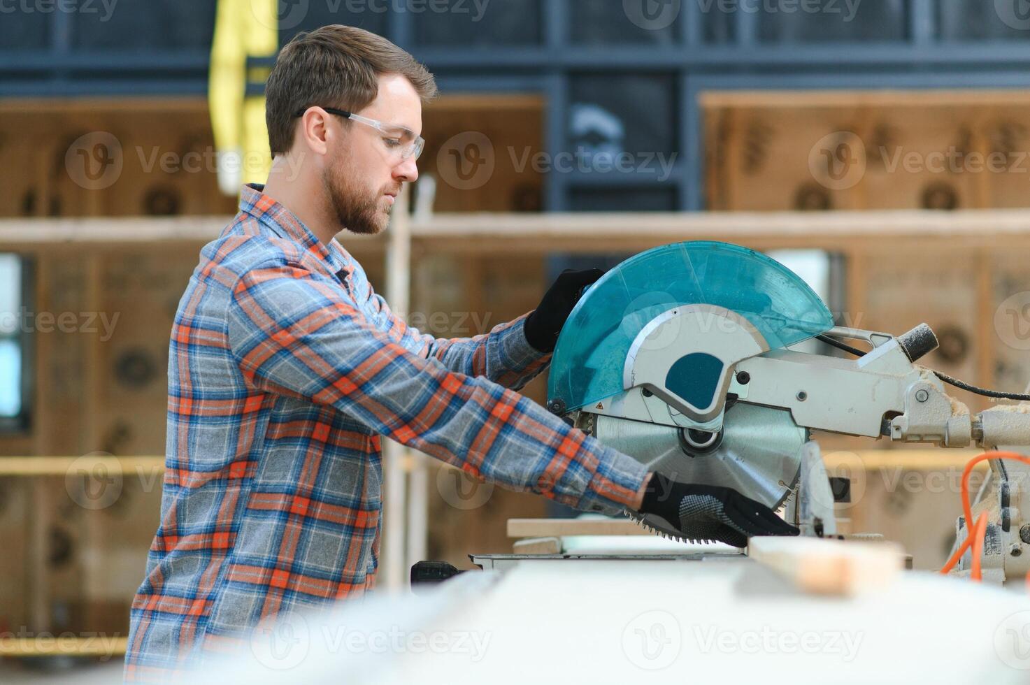 professionale falegname uomo autentico fatto a mano legna lavoratore. falegname o mobilia costruttore casa Fai da te progetti creatore maschio. foto