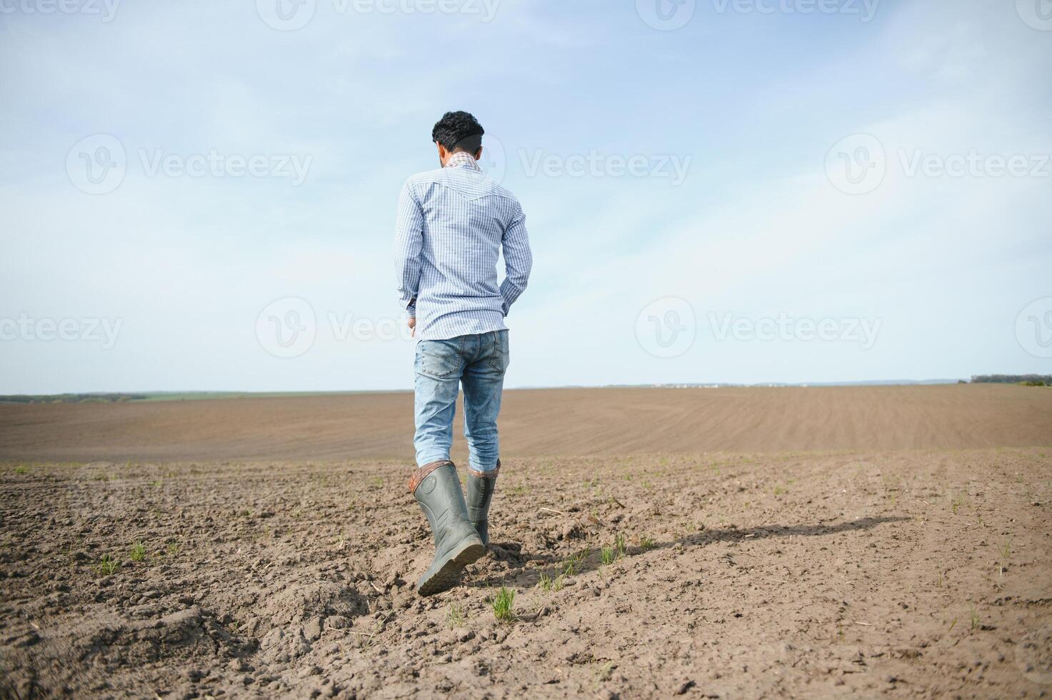 giovane indiano contadino in piedi a verde Curcuma agricoltura campo foto