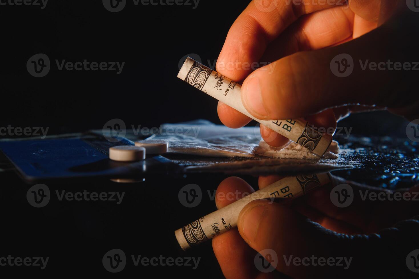 cocaina droga polvere Borsa e mucchio e pillole su nero sfondo. foto