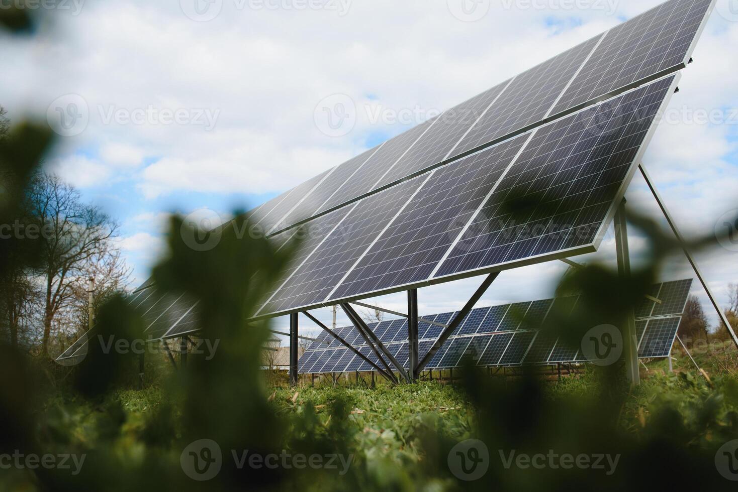 pannello solare contro il cielo blu foto